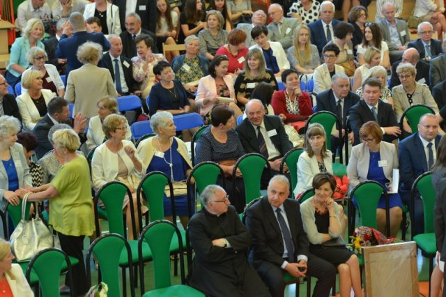 Przemarsz uczestników Jubileuszu Szkoły